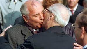 Wodka gorbatschow ist bekannt für seine klarheit und reinheit. Overview Mr Gorbatschow Tear Down This Wall Ultimate Central