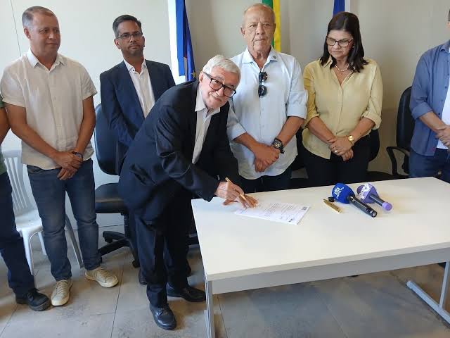 Prefeito de Goiana assina projetos de lei para concessão de subvenção a quatro  instituições - Blog do Elielson