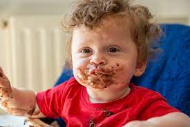 Bebe Esta Comendo Um Bolo De Chocolate Foto Premium