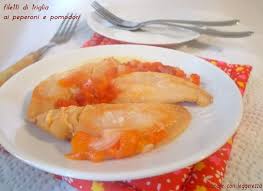 In una pentola mettete la carota tagliata in 3, il sedano tagliato a metà, la cipolla per insaporire il piatto e guarnirlo, date una sbollentata nel brodo alle mazzancolle tenute da parete e saltate in padella i filetti di triglia, ben spinati e tagliati a rombi. Filetti Di Triglia Ai Peperoni E Pomodori