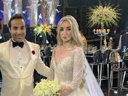 أعد الثنائي المصري أحمد فهمي وهنا الزاهد مفاجأة لحضور حفل زفافهما، الذي أقيم مساء أمس في أحد فنادق القاهرة، حيث قاما بتغيير ملابس الزفاف قبل نهاية الحفل. ÙÙŠØ¯ÙŠÙˆ Ù„Ø­Ø¸Ø© Ø¯Ø®ÙˆÙ„ Ø£Ø­Ù…Ø¯ ÙÙ‡Ù…Ù‰ ÙˆÙ‡Ù†Ø§ Ø§Ù„Ø²Ø§Ù‡Ø¯ ÙˆØ£ÙˆÙ„ Ø±Ù‚ØµØ© Ù„Ù„Ø¹Ø±ÙˆØ³ÙŠÙ† Ø¹ÙŠÙ†