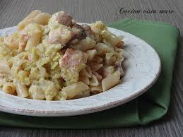 400 g di fusilli o altra pasta corta a piacere 400 g di salsiccia 5 o 6 foglie di verza 250 g di casera o altro formaggio saporito 1/2 bicchiere di v. Pin Su Cucina Vista Mare