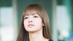 Lisa (Black Pink) khoe vẻ đẹp được ví như búp bê tại sân bay
