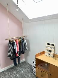 kinderkamer meisjeskamer zolder kleding ophangen tak touw schoolmeubeltjes kleutermeubel kast decoratie stijlvolle slaapkamer interieur woonkamer