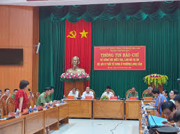 Hơn một giờ tìm kiếm, gia đình phát hiện thi thể bé ở bãi đất trống cách nhà hơn 300 m, quần bị. Jr5b5vs5mz4gxm