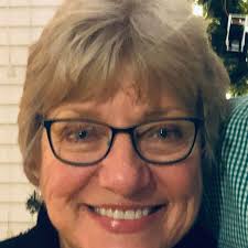 Is there a benefit to staying at Divi Golf Village for golfing in Aruba?