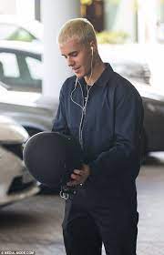 Justin Bieber Spotted Daintily Applying Chapstick Before Leaving Perth Justin Bieber Blonde I Love Justin Bieber Justin Bieber