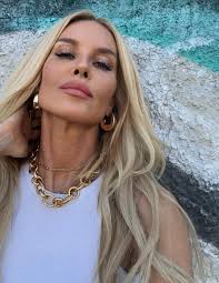 Šperky nejsou hřích 😉😈✨a byla by škoda je nenosit. 😈✨Vzpomínáte si na  dobu, kdy se prsteny nosily jen na prsteníčku, řetízek byl jen jeden,  decentní, a náušnice se nosily jen tam, kde