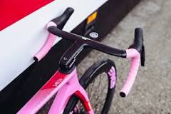 La Colnago V4R rosa de Tadej Pogacar en el Giro de Italia ...
