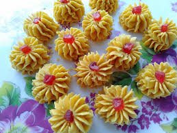 Kuih semperit atau juga dikenali sebagai semperit, adalah kuih tradisional tempatan yang biasanya dihidangkan semasa hari raya aidilfitri untuk tetamu yang datang melawat. Semperit Kastard Klasik Azlina Ina