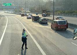 還是可能 擠身於車裡被困 這意外誰願聽聞 求港九鄉里再等等 行車需要顧好安全 卻無奈環境太凌亂 地斜路窄 無盡深淵 屯門公路 又再見車龍 停駛的恐. å±¯é–€å…¬è·¯4è»Šç›¸æ'ž3äººå—å‚· On Cc æ±ç¶² Line Today