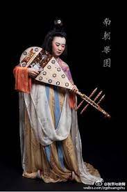 五弦琵琶的構造與四弦琵琶大致相同 共鳴箱多呈半梨形 五弦琵琶的特點是直項 五弦五柱 唐時已有手彈之法 用撥或用手彈五弦者均 有 自西域傳入中原後 盛行於隋唐 到宋代逐漸銷聲匿跡
