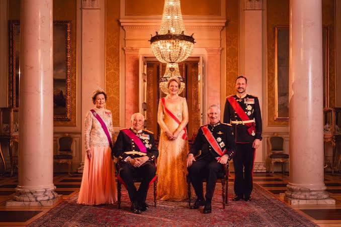 König Philippe und Königin Mathilde zeigten sich beim Staatsbankett, das  König Harald V. und Königin Sonja gaben, in voller Pracht
