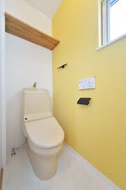 レモンイエローの壁紙が可愛いトイレ トイレ インテリア 黒 トイレ トイレのデザイン