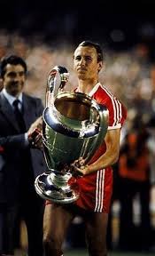 Hans van dijk / anefo. Notttingham Forest Captain John Mcgovern With The European Cup In May 1980 Nottingham Forest European Cup Cup Final