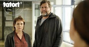A law student cannot cope, although a frat brother and his girlfriend stick by him. Was Wir Erben Tatort Ard Das Erste