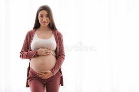 Niedlich Junge Schwanger Frau Berühren Sie Nackt Bauch Während Posieren  Gegen Fenster Stockbild - Bild von bauch, obacht: 218298727