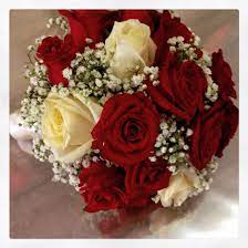 L'omaggio sara' preparato secondo uso locale dai nostri fioristi associati. Bouquet Sposa A Palla Con Rose Rosse E Bianche Matrimonio Rosa Rossa Bouquet Di Rose Bouquet Matrimonio