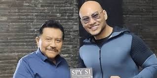 Apalagi saat pertama kali saya ditahan dalam kasus kerumunan petamburan, pada tanggal 12. Raffi Ahmad Foto Bareng Di Rumah Diaz Hendropriyono Pria Ini Malah Jadi Sorotan Merdeka Com