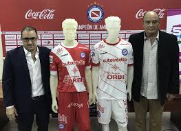 The club they call el semillero del mundo (the seedbed of the world) created a giant balloon shaped just like the young maradona. Camisetas Reusch De Argentinos Juniors 2017 2018