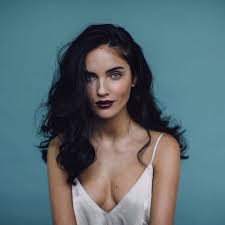 White Actress With Short Black Hair Throwback To Short Black Hair And Evil Face Actresses With Black Hair Black Hair Dye Short Black Hairstyles