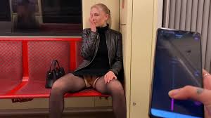 Blondine hat beim Spaziergang einen ferngesteuerten Vibrator in ihrer Fotze