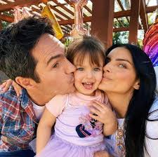 El actor mexicano mauricio ochmann reveló el domingo quién es su nuevo amor, tras cumplirse ochmann publicó en sus historias de la red social instagram una fotografía junto a su nueva novia, la modelo mexicana paulina burrola, quien participó en 2011 en el certamen nuestra belleza méxico. Como Es La Relacion Entre Kailani Y La Nueva Novia De Mauricio Ochmann Infobae