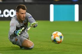 Neto Fuera De Barcelona Tras Fractura De Muneca Sesiones De Entrenamiento Fractura De Muneca Barcelona