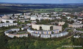 Zur wohnung im 1.og gehört ein stellplatz(der untere auf dem bild) in der tiefgarage(aktuell auch vermietet) und ein abstellraum im spitzboden. Neubrandenburg Oststadt Schweineohr 2011 Foto Bild Landschaft Luftaufnahmen Luftbilder Bilder Auf Fotocommunity