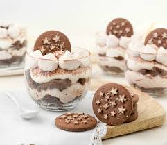 Se avete intenzione di preparare un dolce che tutti si ricorderanno per parecchio tempo allora questo e' perfetto: Tiramisu Con Crema Pan Di Stelle Un Pizzico Di Pepe Rosa