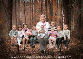 Grandmother W Grands Can Someone Tell Me How They Did That I Can T Get 5 To Face The Camer Big Family Photos Grandkids Photography Large Family Photography