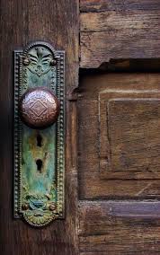 Small Parts Of Doors Still Count Especially If They Look Like This Avec Images Vieilles Poignees De Porte Bouton De Porte Porte Fenetre