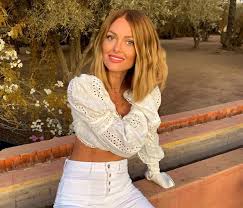 Elle lance sa propre marque de thé détox made in france, wandertea, plébiscitée par les magazines féminins et. Caroline Receveur Takes Over The Current Trend Hairstyle