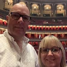 Can men wear shorts in the restaurants x