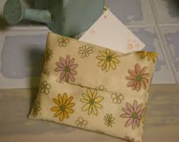 ポケット付きティッシュケース 簡単にかわいいティッシュケースが作れないかな と 試行錯誤してこんな感じになりました 材料 生地 あまり薄くないもの ハンドメイド 手芸 手作り 小物