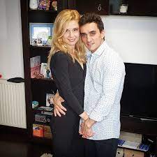 Gimnastul marian drăgulescu, 38 de ani, a anunțat azi că a divorțat de soția sa, corina. Marian DrÄƒgulescu IubeÈ™te Din Nou Cine Este Frumoasa BlondinÄƒ Care I A Furat Inima Stiri Mondene