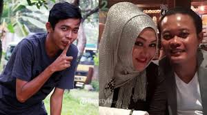 Isu dede sunandar cerai kabar mengejutkan datang dari aktor dan host dahsyat dede sobret atau dede sunandar. Dede Sunandar Ungkap Rumah Tangga Sule Lina 2 Tahun Jadi Asisten Begini Perlakuan Yang Diterima Surya