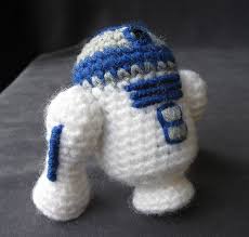 Material for a stormtrooper and yoda is included. Ravelry R2 D2 Pattern By Lucy Collin
