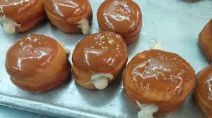 The Filling Leaked Out A Little Because I Filled Them While They Were A Little Warm Still But Here S My Banana Cream Filled Salted Caramel Donuts Imgur