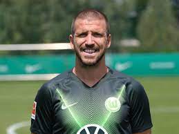 Ignacio camacho barnola is a spanish professional footballer who plays for málaga cf inla liga, usually as a defensive midfielder. Camacho Aus Elf Millionen Fur Wolfsburg