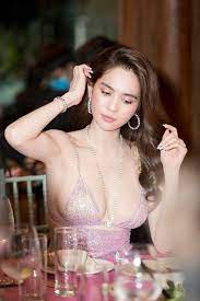 Btv ngọc trinh đã thẳng thắn chia sẻ về mức thu nhập của cô ở vtv. Ngá»c Trinh Cong Khai Thoi Quen ChÄƒn Gá»'i HÆ° Há»ng Vá»›i NgÆ°á»i Yeu Nghe Ma Ä'á» Máº·t