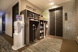 Room Amenities Clustered In The Elevator Lobby At The Grandeur Hotel Japan Kanagawa Ken Kawasaki Nisshin Cho Hotel Elevator Lobby Grandeur