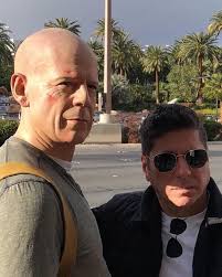 A nuestro Raymond Arrieta no se le escapa una... 😂😂 " Zuleyka Rivera yo  también tengo mi foto con Bruce Willis... 🤔 El tipo es bien humilde"#IG 📸