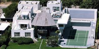 There is a terrace equipped for the guests. 10 Photos Of Insane Celebrity Homes In Malibu You Won T Believe