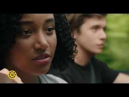 A film története szerint egy tini egész eddigi életében burokban élt, mert szinte mindenre allergiás, ám most beleszeret a szomszéd srácba. Minden Minden Szinkronos Elozetes 12e Youtube