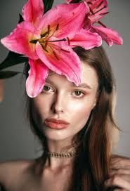 Une femme avec une fleur rose sur la tête photo