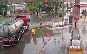 Vídeo mostra quando mulher morre atropelada por caminhão enquanto andava de  bicicleta