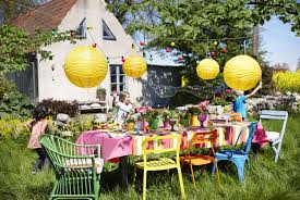 Ein Bunt Gedeckter Tisch Tolles Wetter Und Spielende Kinder Die Wunschvorstellung Fur Den Kindergeburtsta Tischdekoration Dekoration Herbst Tischdekorationen