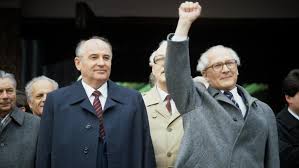 The life of mikhail gorbachev, the eighth and final president of the soviet union in chronological order. Sowjetische Panzer Rollten Nicht Wie Gorbatschow Die Alten Knacker Fallen Liess N Tv De