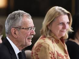 Cafe hawelka van der bellen. Van Der Bellen Und Kneissl Reisen Zu Putin Nach Sotschi Sn At